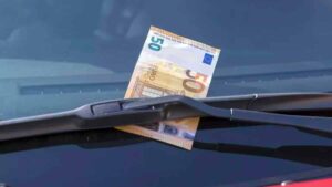 L'arnaque aux billets de 50 euros se propage parmi les automobilistes : la police met en garde